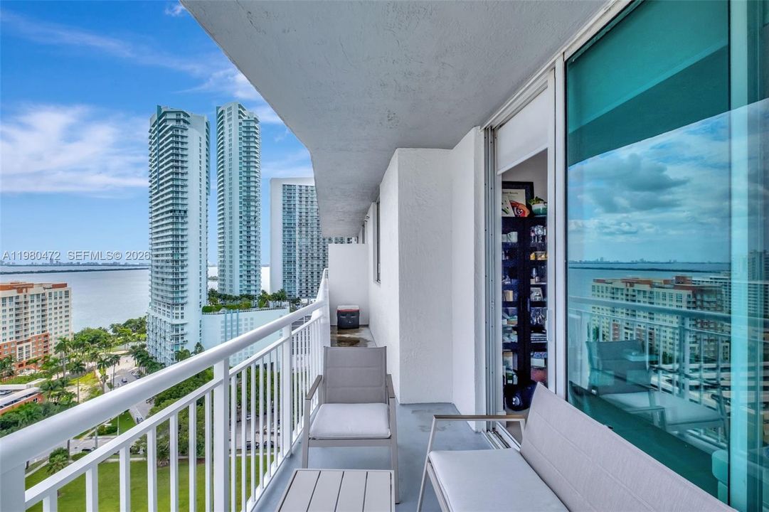 For Sale: $360,000 (1 beds, 1 baths, 763 Square Feet)