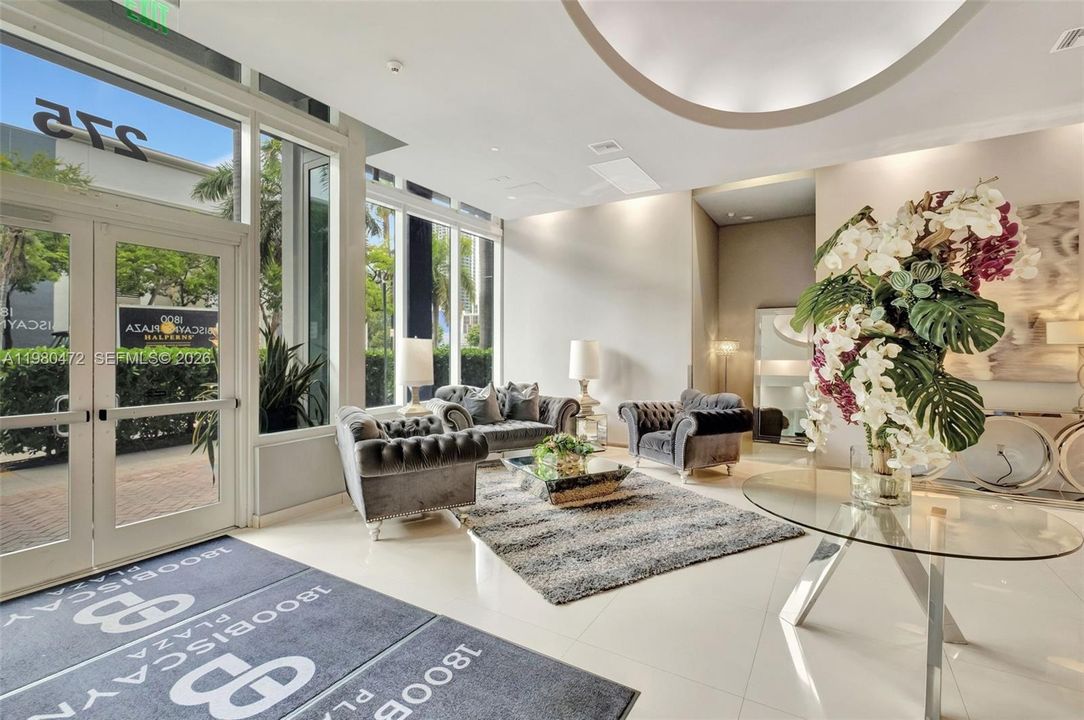 For Sale: $360,000 (1 beds, 1 baths, 763 Square Feet)