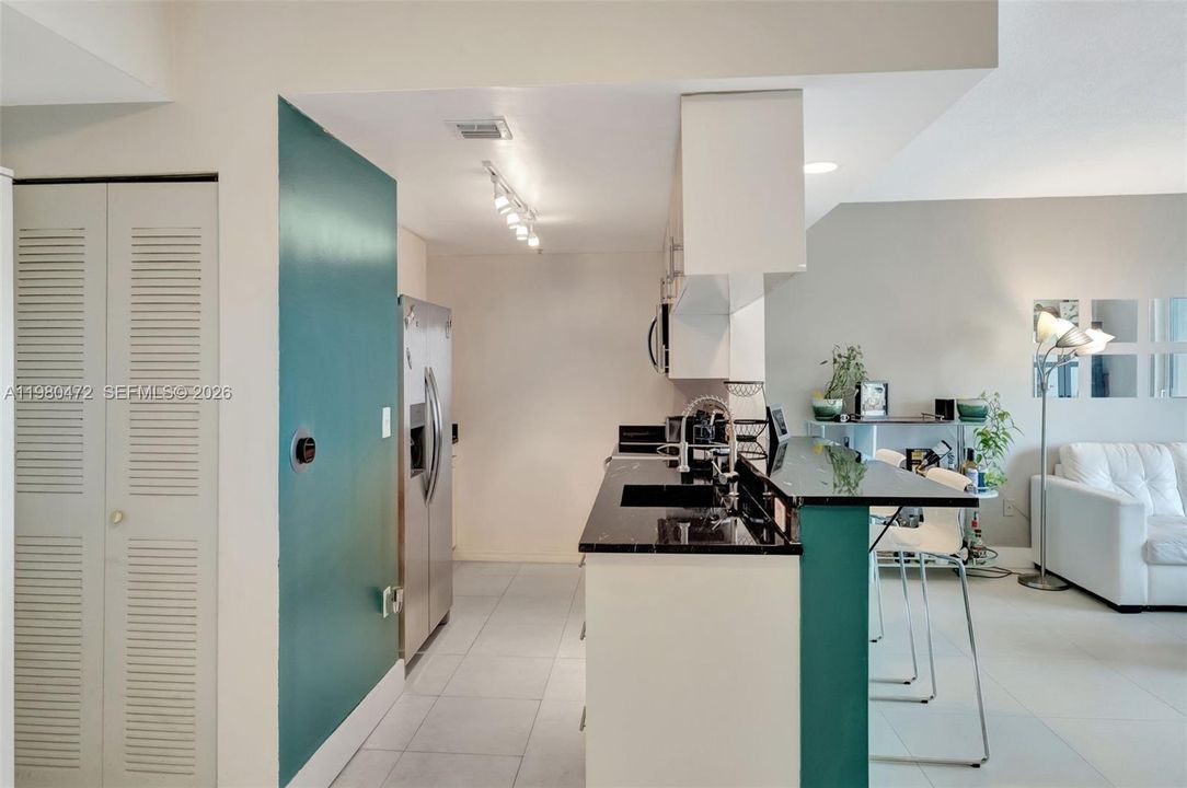 For Sale: $360,000 (1 beds, 1 baths, 763 Square Feet)