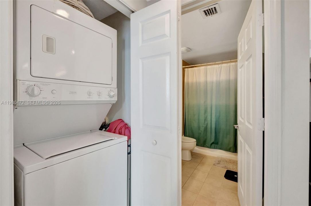 For Sale: $360,000 (1 beds, 1 baths, 763 Square Feet)