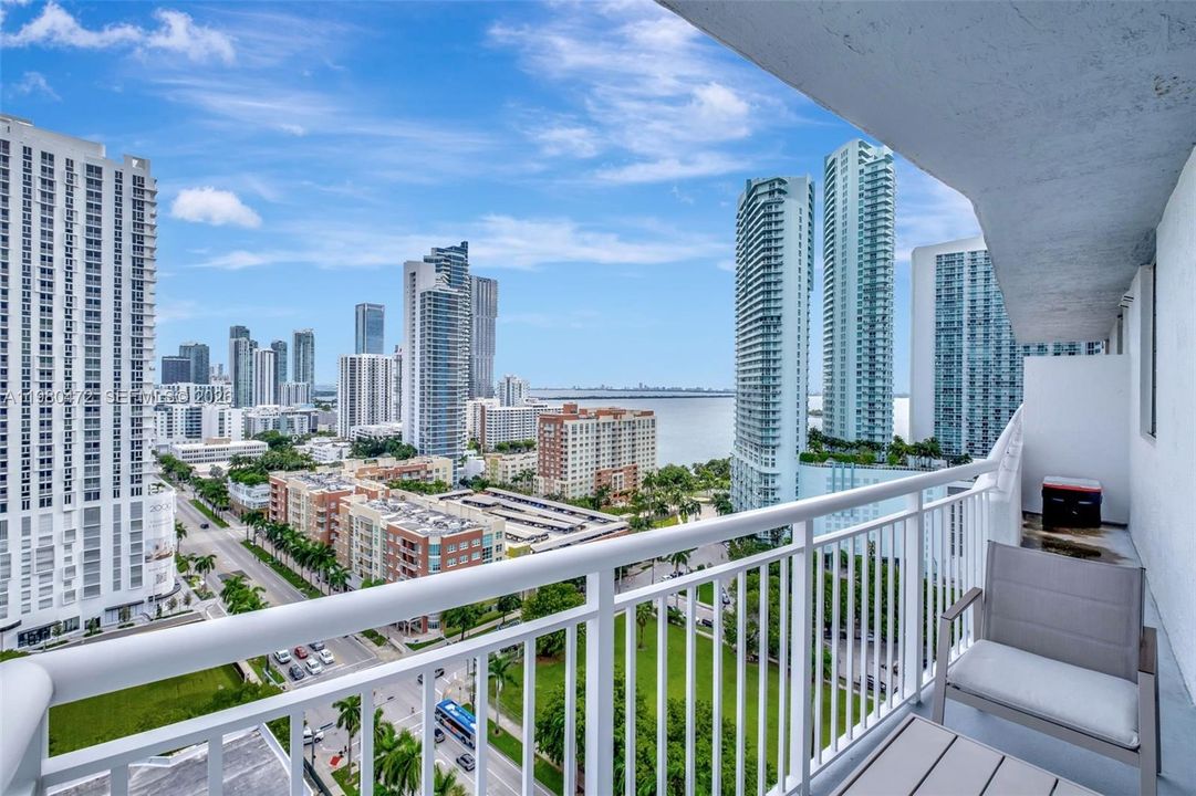 For Sale: $360,000 (1 beds, 1 baths, 763 Square Feet)