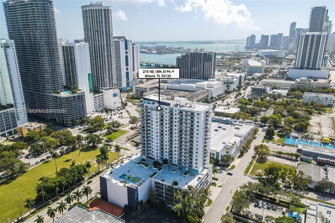 For Sale: $360,000 (1 beds, 1 baths, 763 Square Feet)