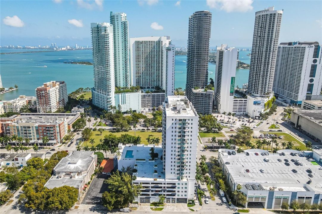For Sale: $360,000 (1 beds, 1 baths, 763 Square Feet)
