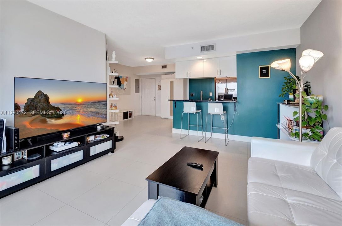 For Sale: $360,000 (1 beds, 1 baths, 763 Square Feet)