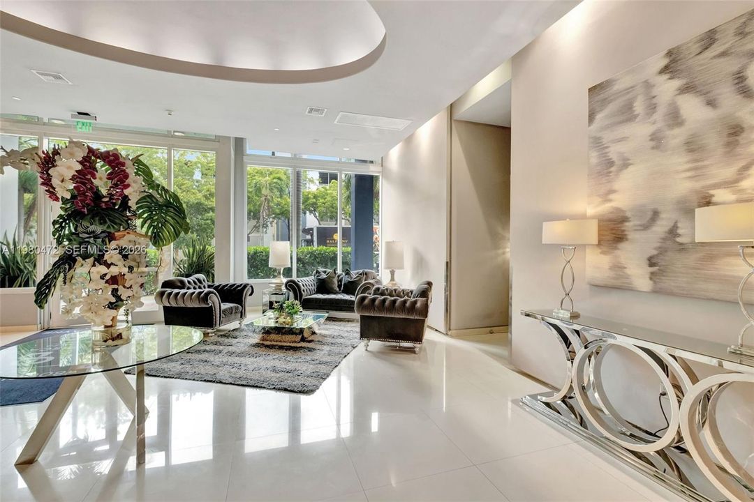 For Sale: $360,000 (1 beds, 1 baths, 763 Square Feet)
