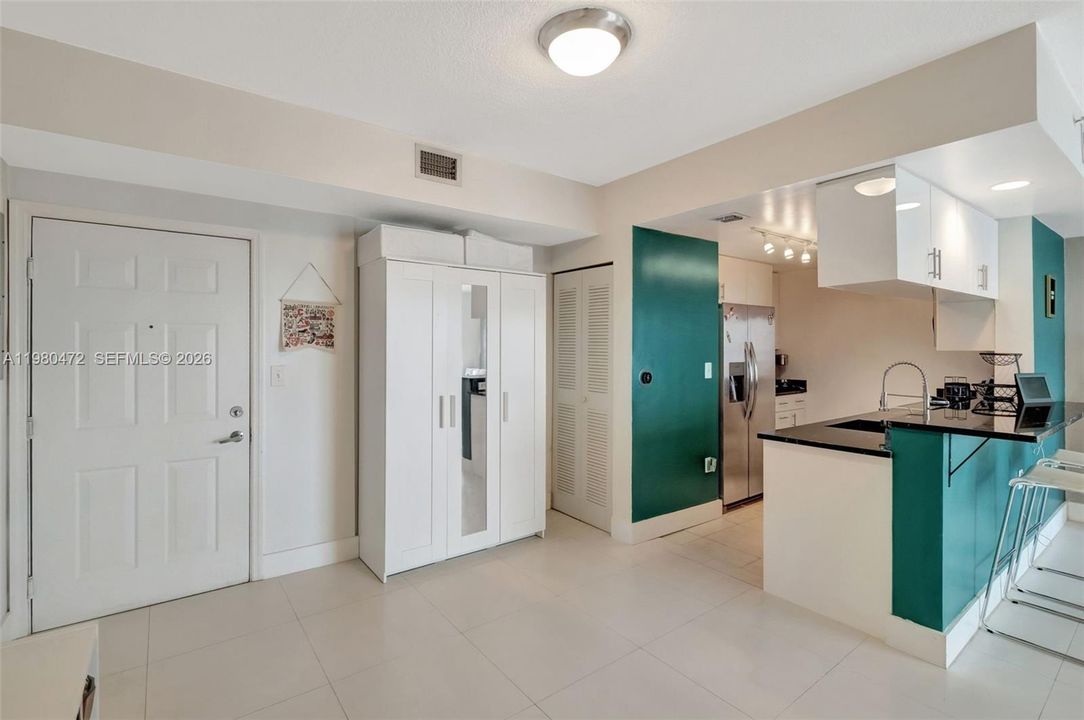 For Sale: $360,000 (1 beds, 1 baths, 763 Square Feet)
