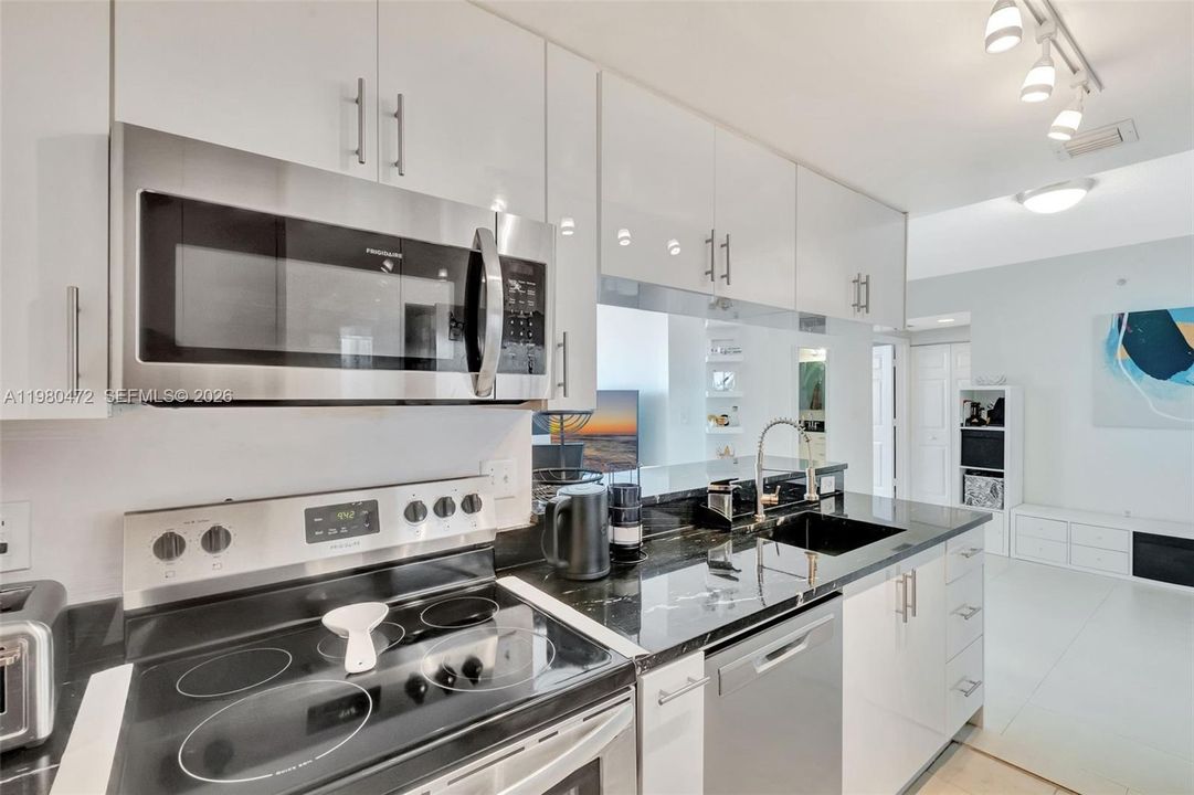 For Sale: $360,000 (1 beds, 1 baths, 763 Square Feet)