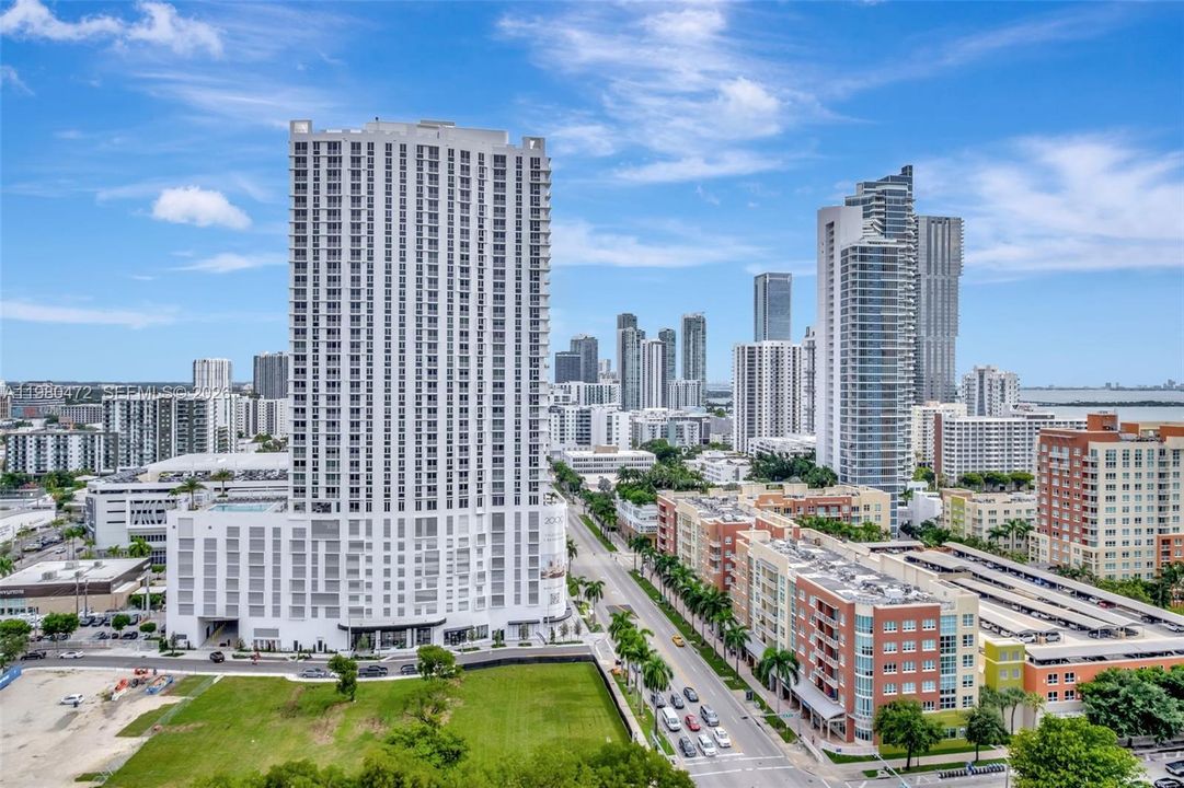 For Sale: $360,000 (1 beds, 1 baths, 763 Square Feet)