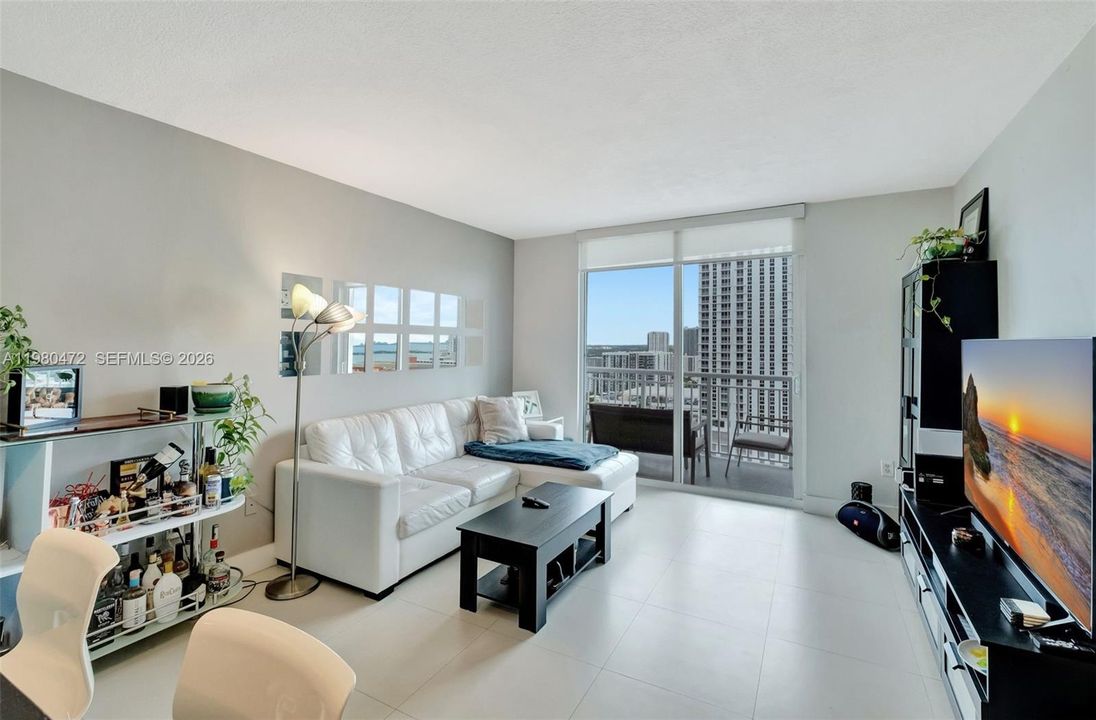 For Sale: $360,000 (1 beds, 1 baths, 763 Square Feet)