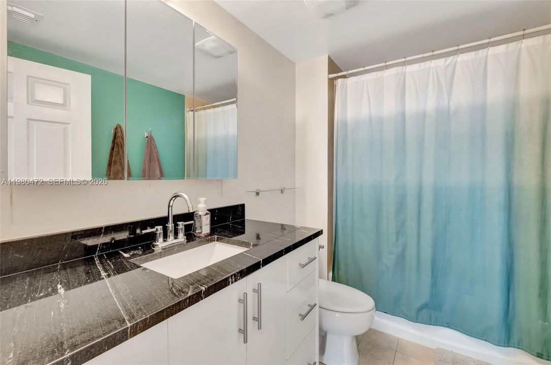 For Sale: $360,000 (1 beds, 1 baths, 763 Square Feet)