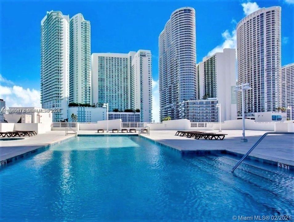 For Sale: $360,000 (1 beds, 1 baths, 763 Square Feet)