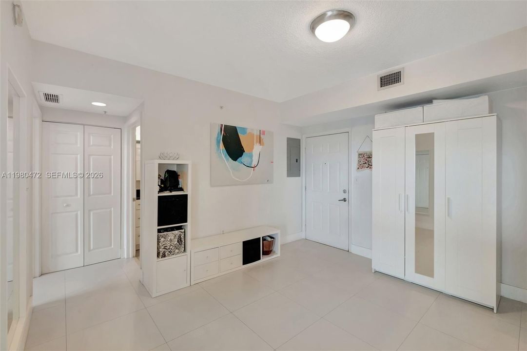 For Sale: $360,000 (1 beds, 1 baths, 763 Square Feet)