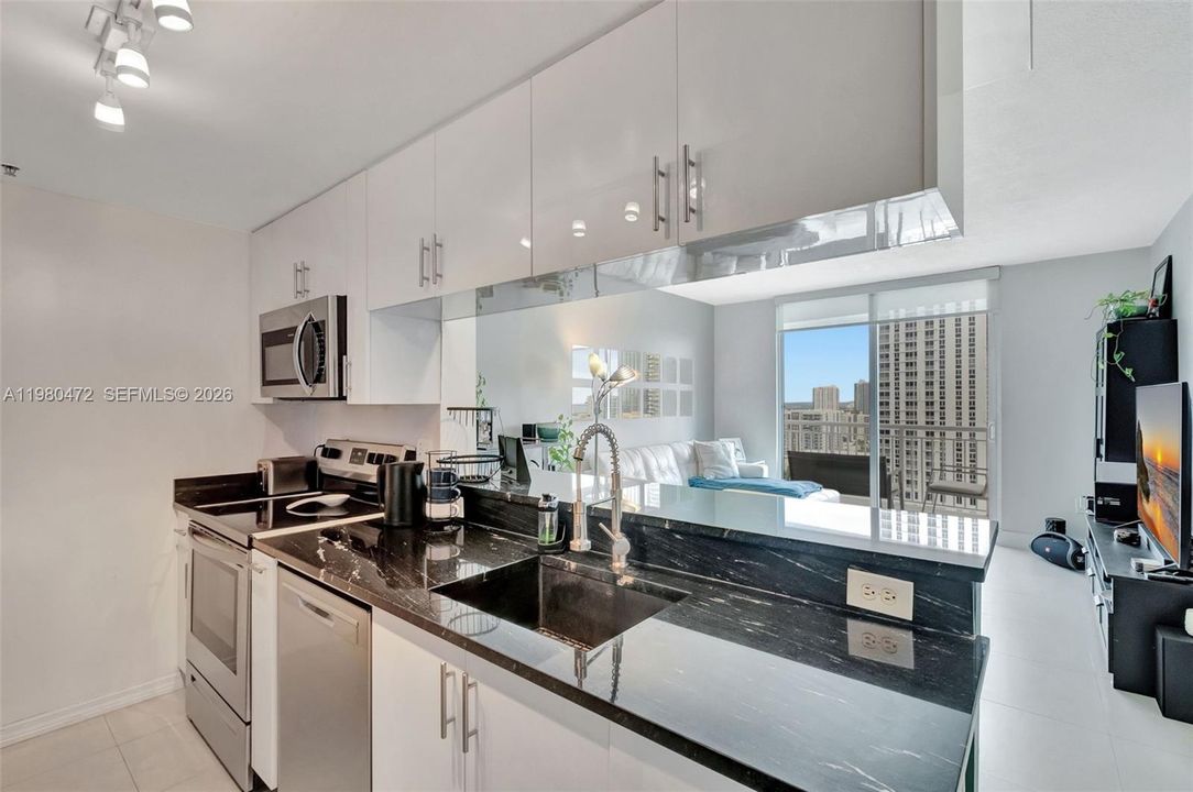 For Sale: $360,000 (1 beds, 1 baths, 763 Square Feet)