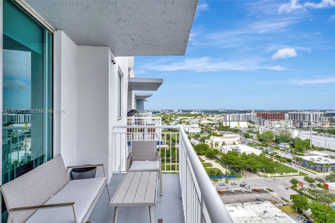 For Sale: $360,000 (1 beds, 1 baths, 763 Square Feet)
