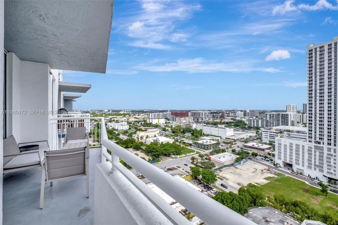 For Sale: $360,000 (1 beds, 1 baths, 763 Square Feet)
