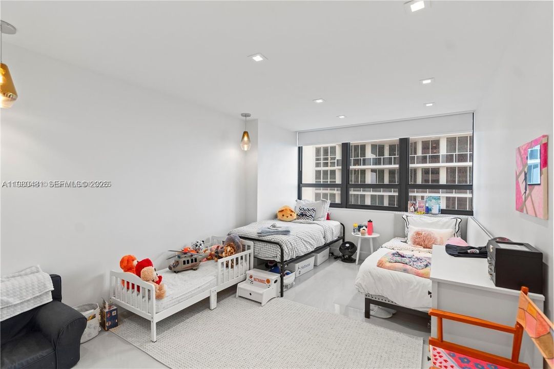 For Sale: $3,700,000 (3 beds, 2 baths, 2600 Square Feet)