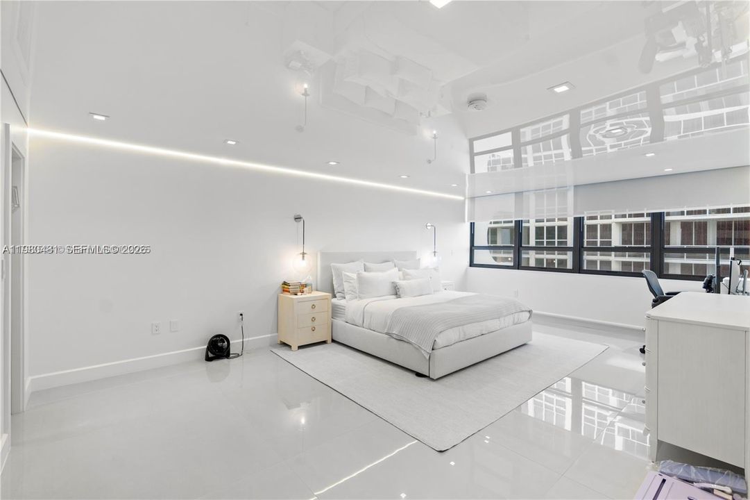 For Sale: $3,700,000 (3 beds, 2 baths, 2600 Square Feet)
