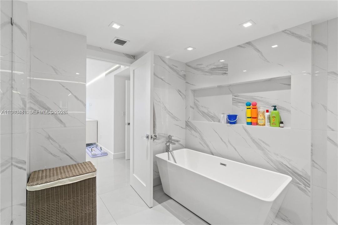 For Sale: $3,700,000 (3 beds, 2 baths, 2600 Square Feet)