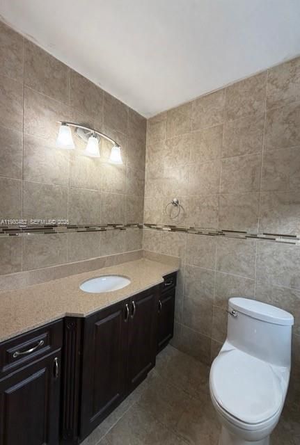 Active With Contract: $270,000 (2 beds, 2 baths, 925 Square Feet)