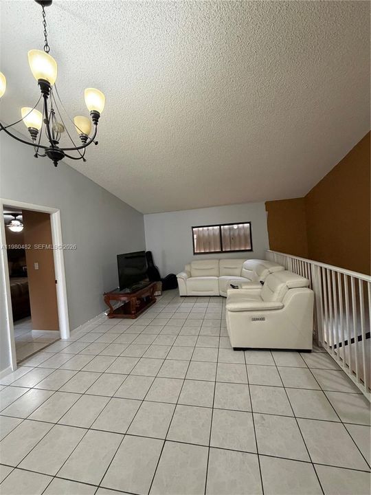 Active With Contract: $270,000 (2 beds, 2 baths, 925 Square Feet)