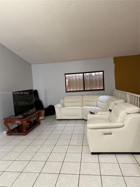 Active With Contract: $270,000 (2 beds, 2 baths, 925 Square Feet)
