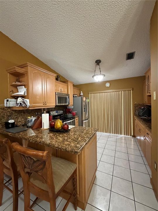 Active With Contract: $270,000 (2 beds, 2 baths, 925 Square Feet)