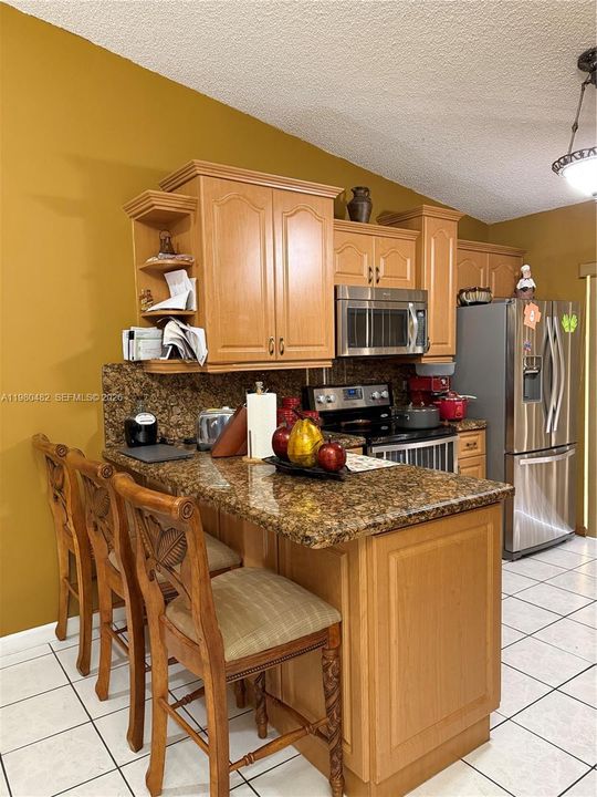 Active With Contract: $270,000 (2 beds, 2 baths, 925 Square Feet)