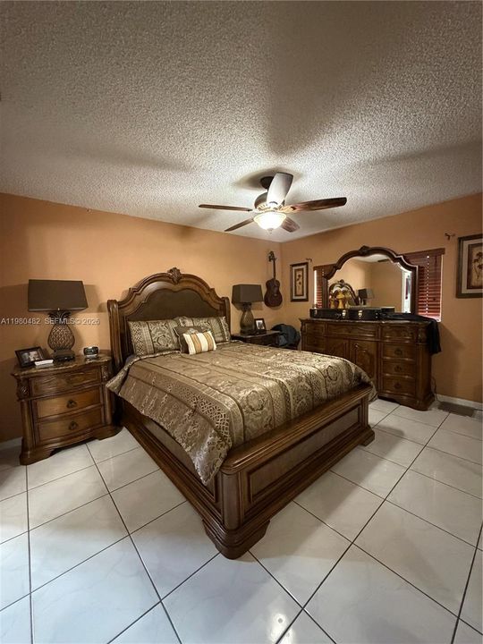 Active With Contract: $270,000 (2 beds, 2 baths, 925 Square Feet)