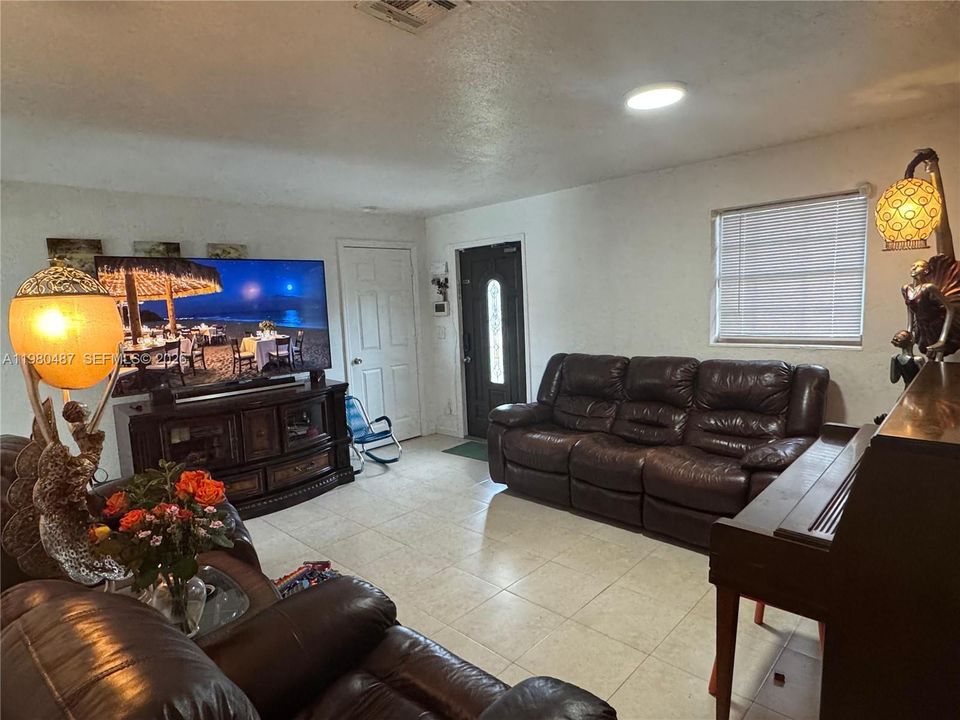 En Venta: $529,000 (3 camas, 2 baños, 1128 Pies cuadrados)