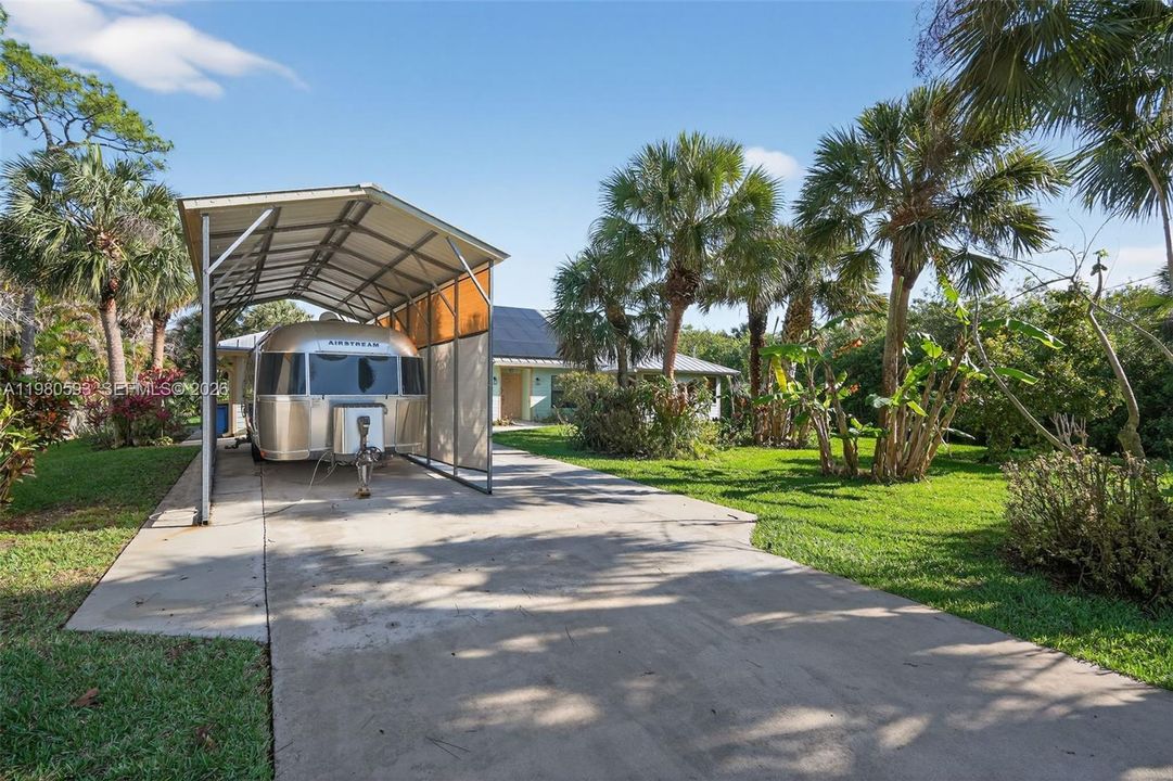 For Sale: $850,000 (4 beds, 2 baths, 2117 Square Feet)