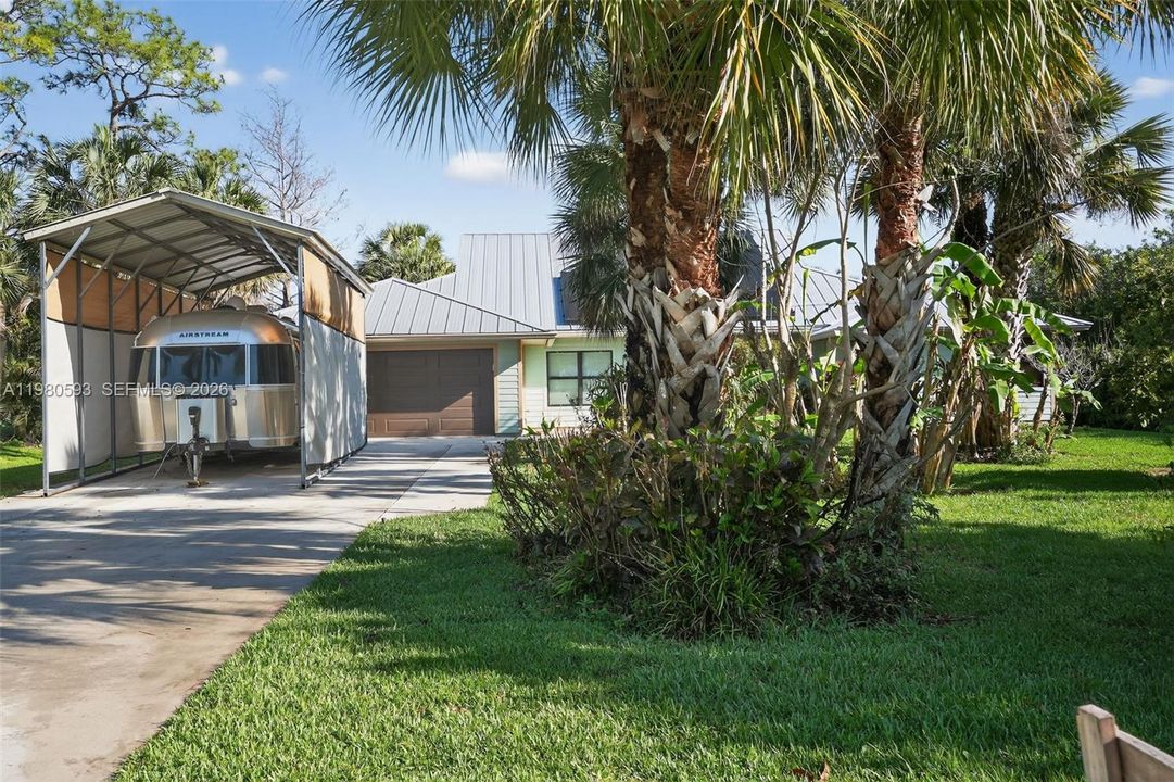For Sale: $850,000 (4 beds, 2 baths, 2117 Square Feet)