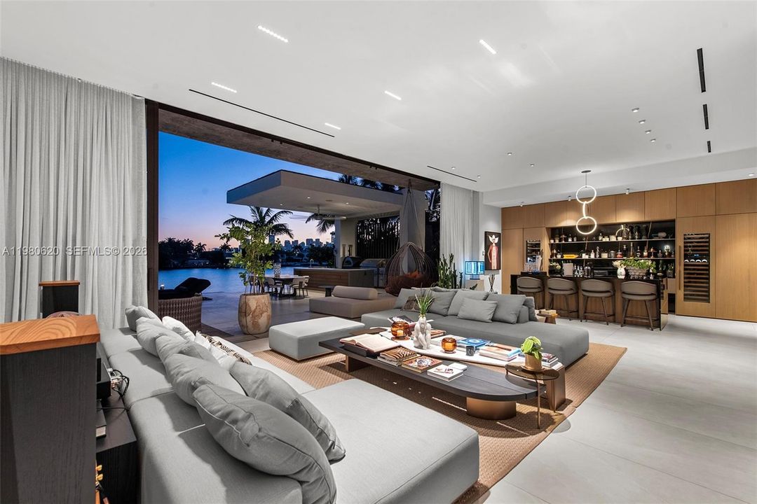 For Rent: $215,000 (7 beds, 9 baths, 7356 Square Feet)