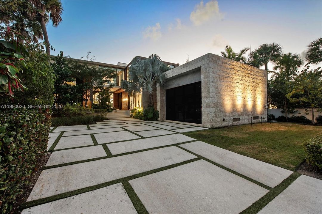 For Rent: $215,000 (7 beds, 9 baths, 7356 Square Feet)