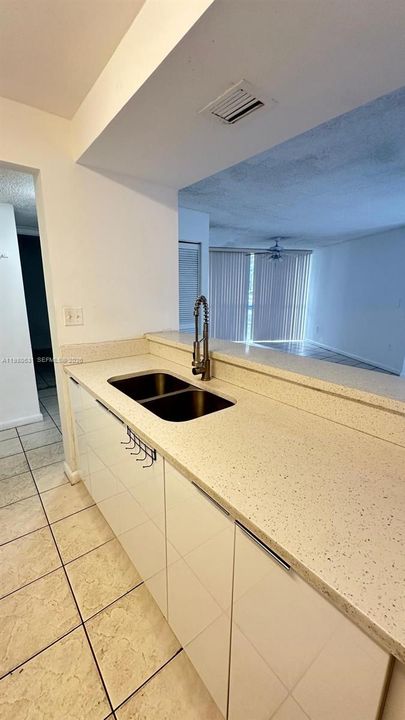 Activo con contrato: $2,000 (2 camas, 2 baños, 970 Pies cuadrados)