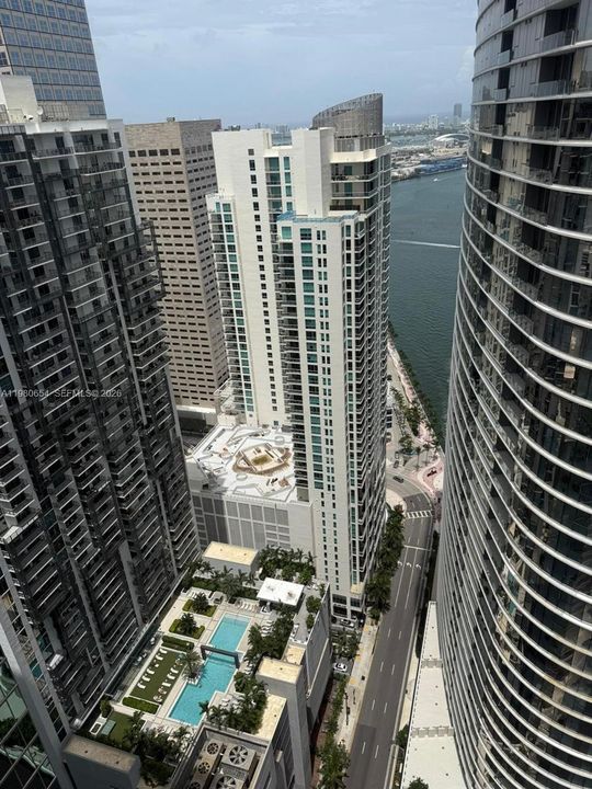 合同活跃: $2,000,000 (2 贝兹, 2 浴室, 2457 平方英尺)