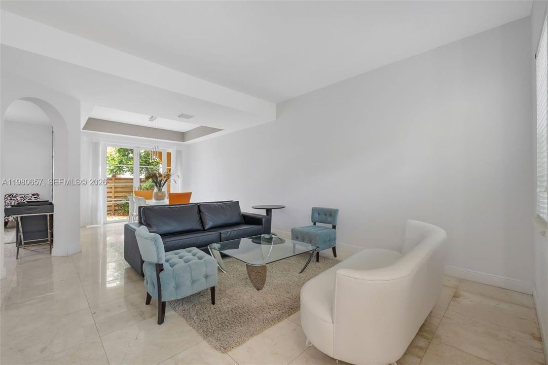 En Venta: $819,000 (3 camas, 2 baños, 2000 Pies cuadrados)