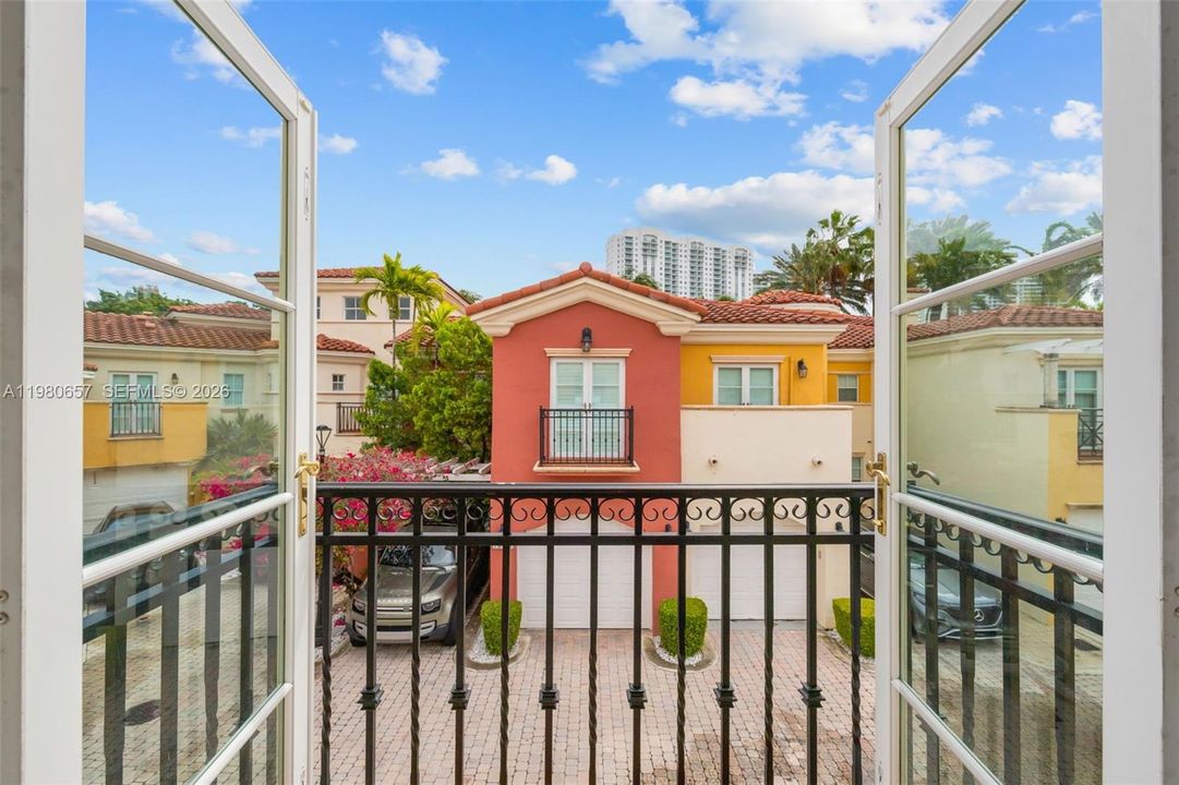 En Venta: $819,000 (3 camas, 2 baños, 2000 Pies cuadrados)