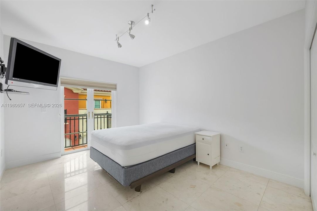 En Venta: $819,000 (3 camas, 2 baños, 2000 Pies cuadrados)