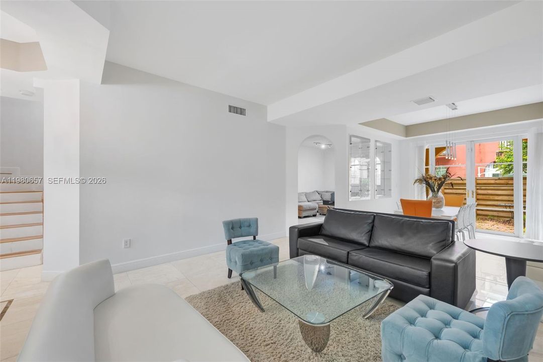 En Venta: $819,000 (3 camas, 2 baños, 2000 Pies cuadrados)