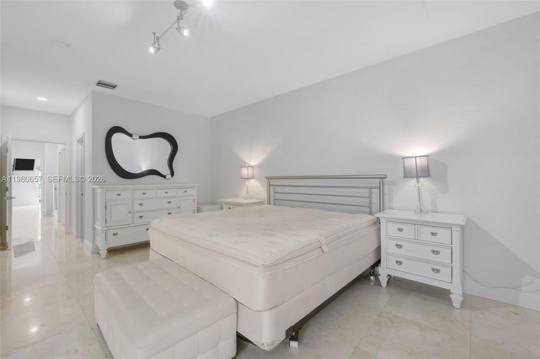 En Venta: $819,000 (3 camas, 2 baños, 2000 Pies cuadrados)