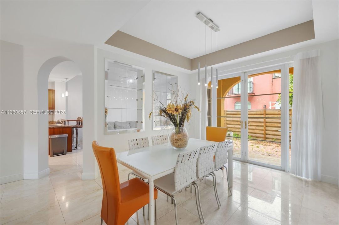 En Venta: $819,000 (3 camas, 2 baños, 2000 Pies cuadrados)