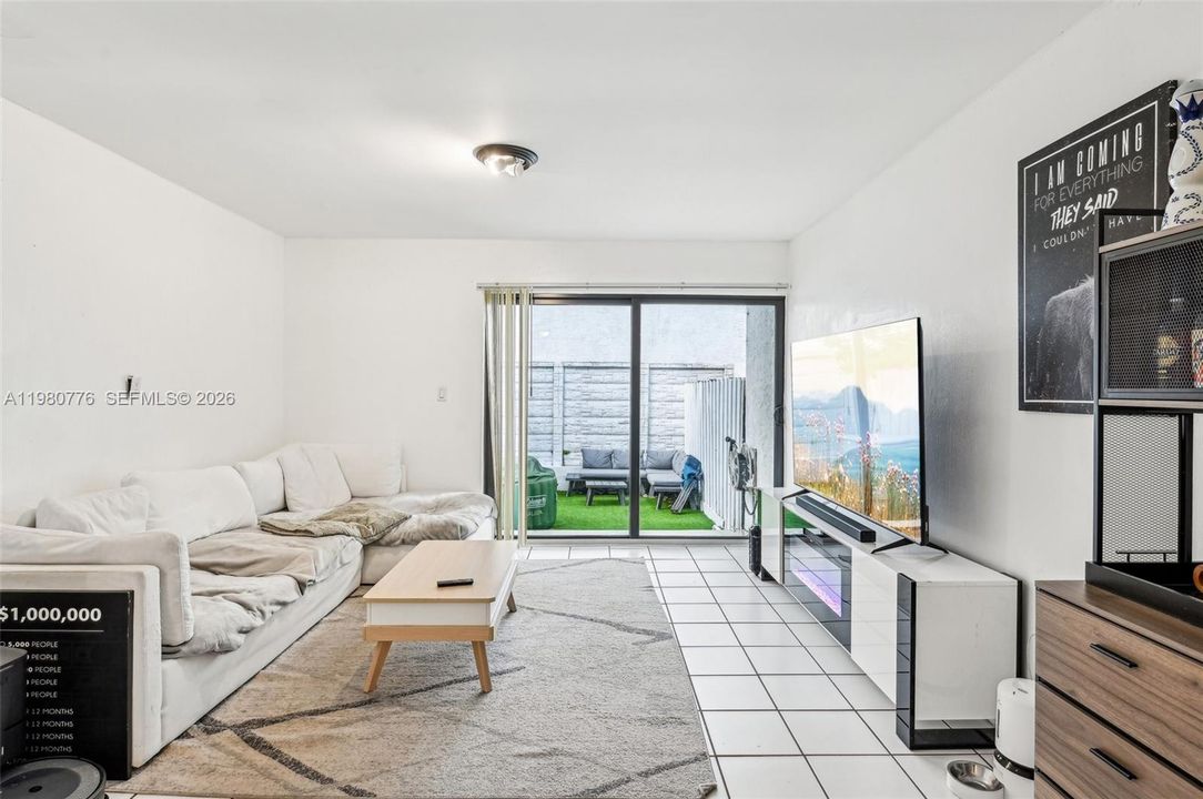 На продажу: $399,000 (2 спален, 1 ванн, 1000 Квадратных фут)