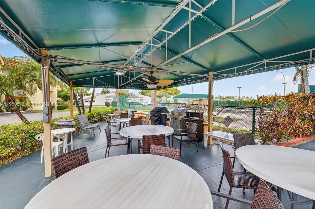 For Sale: $109,000 (1 beds, 1 baths, 720 Square Feet)