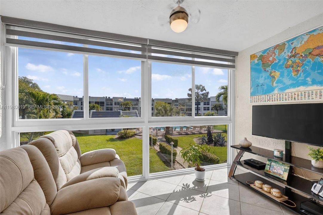 For Sale: $109,000 (1 beds, 1 baths, 720 Square Feet)