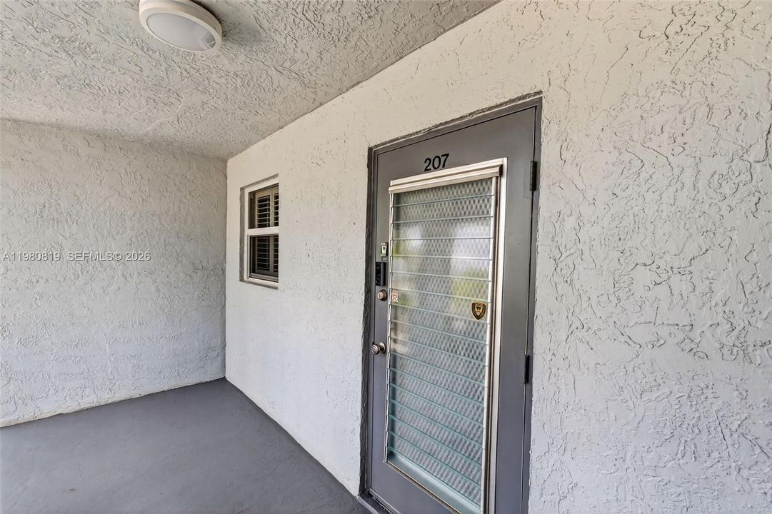 For Sale: $109,000 (1 beds, 1 baths, 720 Square Feet)