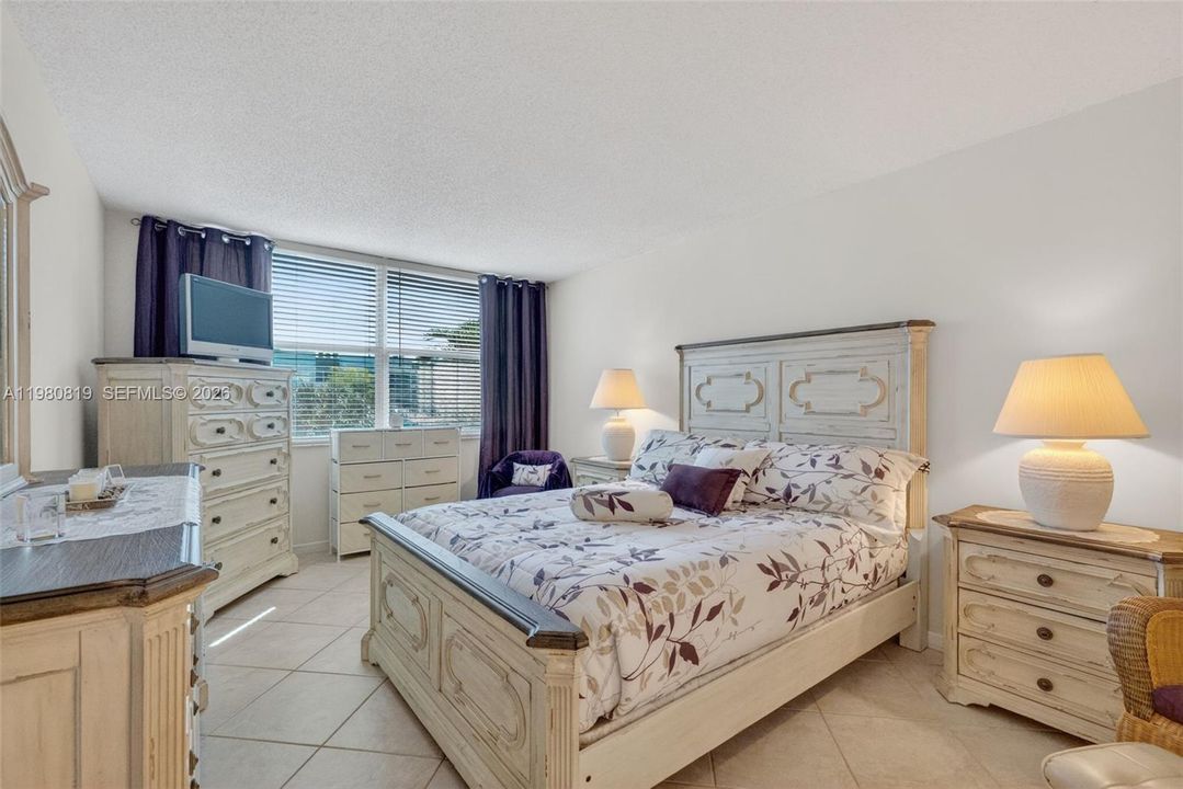 For Sale: $109,000 (1 beds, 1 baths, 720 Square Feet)