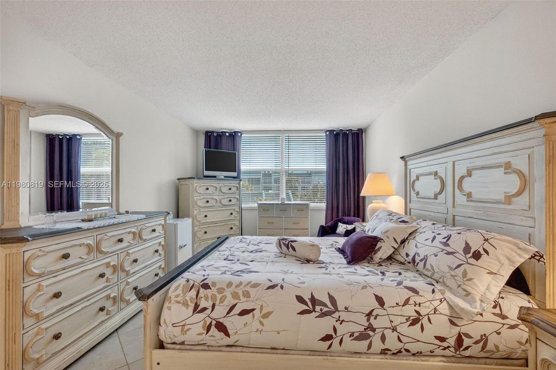 For Sale: $109,000 (1 beds, 1 baths, 720 Square Feet)