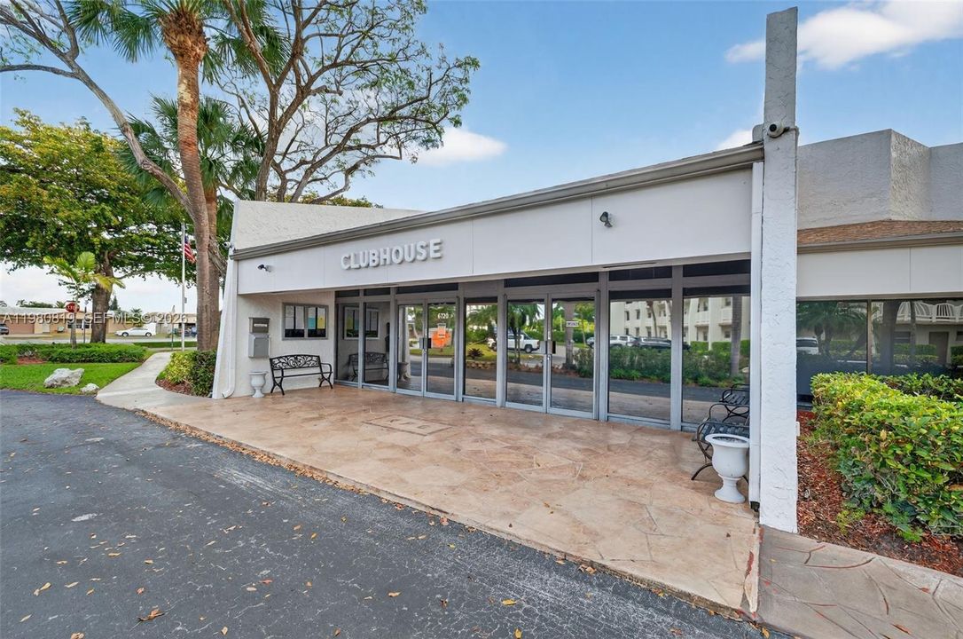 For Sale: $109,000 (1 beds, 1 baths, 720 Square Feet)