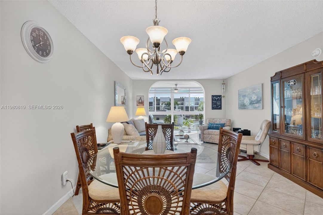 For Sale: $109,000 (1 beds, 1 baths, 720 Square Feet)