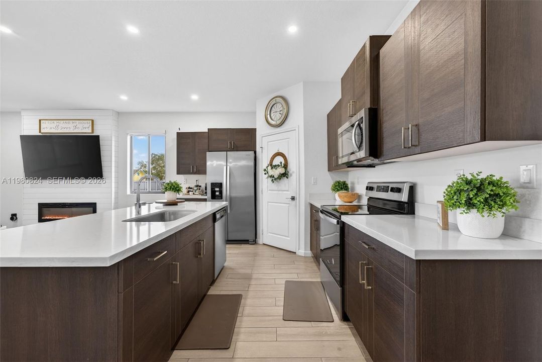 Под контрактом: $749,990 (4 спален, 2 ванн, 1790 Квадратных фут)